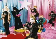 聖飢魔II/集合(5人)/横型・全身・衣装黒・両手ダンベル・背景水色・ピンク・サイズ(約82mm×116mm)/公式生写真