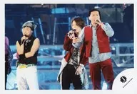 ジャニーズ/集合(3人)/ライブフォト・横型・膝上・衣装黒・赤・グレー・長瀬右手上げ・左手マイク/公式生写真