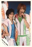 Hey!Say!JUMP/中島裕翔·高木雄也/現場照片·膝上·服裝白青綠·單手麥剋風·開口/官方生寫真