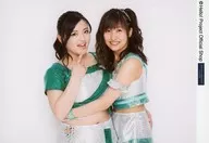 モーニング娘。’16/鈴木香音・佐藤優樹/横型・膝上・衣装銀緑・抱きつき・鈴木左手人差し指顎/“モーニング娘。’16コンサートツアー春～EMOTION IN MOTION～“パート3