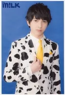 M!LK / Jinto Yoshida / Upper Body / Costume White. Black / Cow Pattern / Tie Yellow / Right Hand Collar / Background Blue / 「 Mow Mow DREAM ~ I want to be a super B! G Cow ~ 」 Official photo Set -5 th Cup -