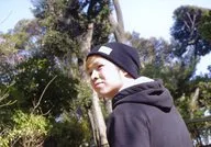 AUTRIBE/GO(植木豪)/横型・バストアップ・衣装黒・帽子・両手下げ・目線左上・野外/公式生写真