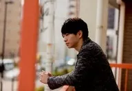 矢崎廣/卧式·上半身·衣服灰色·身體向左·扶著扶手/THE YOSHIRO CONTE SHOW「魔王小品」明信片