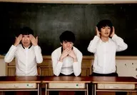 Akira Ishida, Hiroshi Yazaki, Katsuya Kobayashi / Horizontal, Upper Body, White Shirt, Classrooms, Desk, Blackboard / THE YASHIRO CONTE SHOW 「 Maoh Conte 」 Bromide