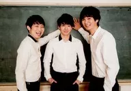 石田明・矢崎广・小林且弥/横型・膝上・衬衫白・黑板中心矢崎广・笑脸/THE YOSHIRO CONTE SHOW「魔王小品」明信片
