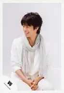 V6 / Inohara Yoshihiko / Knee-Up / Sitting / Costume White / Stole Gray / Both Hands Clasped / Eyes Left / Smile / Official Official photo