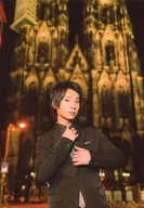 Tetsu Kakihara / Parte superior do corpo, Traje preto, Gravata de duas mãos, Olho esquerdo, Edifício atrás / Primeiro álbum de fotos "Aproveite?" Evento comemorativo do lançamento Fotografia especial