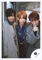 Johnnys Jr. / Gather (3 people) / Above-the-knee ・ Costume Gray Center ・ Iwase ・ Pointing at the shore / 18 Early Spring Johnnys Jr. "JOHNNYS' Happy New Year ISland" pamphlet and goods shooting off-shot / Official Official photo