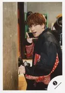 ジャニーズJr./深澤辰哉/上半身・衣装黒赤・右手指差し/18初春 ジャニーズJr.「JOHNNYS’ Happy New Year IsLAND」パンフレット＆グッズ撮影オフショット/公式生写真