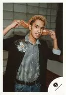 関西ジャニーズJr./草間リチャード敬太/上半身・衣装黒・両手で被り物の耳持つ/18初春 関西ジャニーズJr. コンサートグッズ撮影オフショット/公式生写真