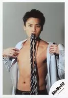 Kis-My-Ft2/二階堂高嗣/上半身衣服白色半裸領帶咬住/18初春舞祭組音樂會專輯&商品拍攝合影/官方生寫真