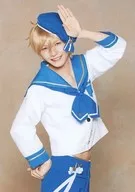 Izumi Miyazaki (Tomoya Mahaku) / Above-the-knee ・ Unit costume ・ Right hand waist ・ Left hand head ・ Background beige ・ Character Tomoshot / Stage "Ensemble Stars! On Stage ~ To the shining future ~" Trading Bromide B