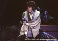 田中稔彦(里谷村雨)/ライブフォト・横型・袴・帽子・座り・右腕押さえ/Fセット/舞台「遙かなる時空の中で6 幻燈ロンド」劇中ブロマイド