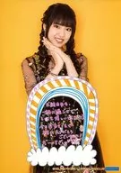 モーニング娘。’17/飯窪春菜/印刷メッセージ入り・上半身・衣装黒・顔の下で両手重ね・背景黄色・A4サイズ/モーニング娘。’17 飯窪春菜バースデーイベント A4サイズ生写真