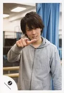 Snow Man / Ryota Miyadate / Upper body, costume grey, fingers of the right hand holder, back mirror / Dance lesson off shot (JW Thanksgiving) / Official Official photo