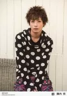 D-BOYS / Sho Jinnai / Kneecaps / Seats / Costumes : Black and white / Dot pattern / Both hands combination / 「 2014.01 」 / Official Official photo