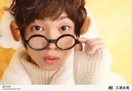 D2 / Ryo Mitsuya / Landscape / Face Up / Costume White / Left Hand Glasses / Background Yellow / 「 2015.01 」 / Official Official photo