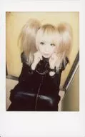 MORRIGAN/PITTY/膝上・しゃがみ・衣装黒・両手頬・目線左・背景ベージュ・アングル上から/生チェキ