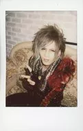 Royz / Subaru / Kneecap / Sitting / Costume black / red / Right hand piece / Body left / Camera eye / Background white / Brick / Live cheki