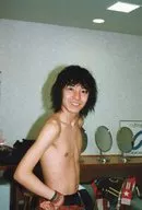 関ジャニ∞/渋谷すばる/上半身・裸・衣装赤チェック柄・右手腰・体右向き・歯見せ・枠無し/ジャニーズファミリークラブ生写真