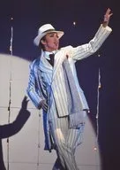 宝塚歌劇団/華形ひかる/ライブフォト・膝上・白灰色衣装・左手ポーズ・2Lサイズ/専科宝塚バウホール公演「神家(こうや)の七人(しちにん)」舞台写真