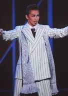 宝塚歌劇団/華形ひかる/ライブフォト・膝上・白黒衣装・両手広げ・2Lサイズ/専科宝塚バウホール公演「神家(こうや)の七人(しちにん)」舞台写真