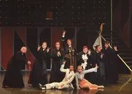 宝塚歌劇団/集合/ライブフォト・横型・全身・センター黒金衣装・2Lサイズ・フィナーレ/専科宝塚バウホール公演「神家(こうや)の七人(しちにん)」舞台写真