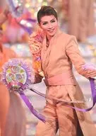 Takarazuka Revue (Star Troupe) / Mitsuki Tenju / Live Photo / On Your Knees / Orange Costume / Holding Props with Both Hands / 2L Size / Star Troupe Tokyo Performance "Berlin, My Love" "Bouquet de TAKARAZUKA" Stage Photos