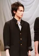 佐藤永典(服部亮太)/現場照片·上半身·衣服黑色·製服·右向·雙手下/「高中歌劇團☆男組」明信片