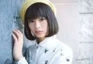 高仓萌香/横型·托胸·服装白·帽子·左手壁/杂志亚马逊日本特典生写真