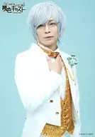鶴田亮介(橘蒼星)/上半身・右手胸元・背景水色・キャラクターショット/ミュージカル・リズムステージ「夢色キャスト」白燕尾セット