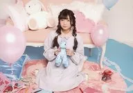 Wake Up，Girls！/永野愛理/橫型·全身·坐著·服裝灰色粉色·兩手毛絨玩偶·背景粉色白水色·氣球·沙發·抱枕/"i☆Ris&Wake Up，Girls！情人節LIVE！2018"情人節明信片(Wake Up，Girls！)