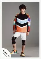 Kanjani Eight / Ryuhei Maruyama / Whole body / Costume black, white, light blue, orange red / Body front / Right foot on top / Background grey / Official Official photo