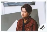 Arashi / Satoshi Ohno / Horizontal ・ Bust up ・ Costume red / black ・ Body slightly left / "Find The Answer" PV & Jacque shooting off-shot / Official Official photo