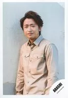 Arashi / Satoshi Ohno / Upper body / Costume beige / Body slightly left facing / "Find The Answer" PV & Jacque shooting off-shot / Official Official photo