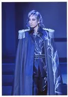 Takarazuka Revue (Flower Troupe) / Hikaru Yuzuka / Live Photo, Knee-Up, Costume Black, Cape, Both Hands Down, Eye Left, Background Blue, 2L Size / Flower Troupe New Face Performance "Elisabeth - Circle of Love and Death -" Stage Photos