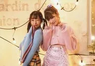 Queentet/村瀬紗英·吉田朱裏/卧式·膝上·服裝淺藍色·粉色·村瀬左閉眼·吉田兩手片·背景米色/時尚相冊「Queentet from NMB48」發售紀念活動特典生寫真