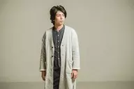 Yosuke Kuroda / Horizontal Type / Above Knee / Black Costume / Grey / Under Both Hands / Face Right / Closed Mouth / Background Grey / Postcard Size / Blue Shuttle Produce 「 Shinsen-gumi 」 KUJI Photo 2 nd Round Eve Men's KUJI