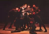 Takarazuka Revue (Star Troupe) / Gathering / Live Photo / Horizontal / Whole Body / Red / Black Costume / Restrained / 2L Size / Star Troupe Drama City Performance 「 Doctor J Bago 」 Stage Photo