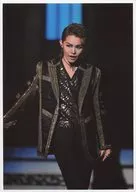 Takarazuka Revue (Moon Group) / Ugetsu So / Live Photo / Above Knee / Dark Brown Costume / Under Both Hands / 2L Size / Moon Group Performance "Company - Effort (Lesson), Passion (Passion) and Company -" "Baddy - The villain comes from the moon -" Stage Photos