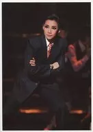 寶冢歌劇團(月組)/紫門百合屋/現場照片·膝上·黑白橙色服裝·兩臂組·2L尺寸/月組公演「公司-努力(課程)、熱情(激情)，還有伙伴們(公司)-」「BADDY(バッディ)-惡黨(魔鬼)從月亮上來-」舞台照片