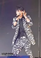 AAA/日高光启/现场照片・膝上・服装黑白・右麦克风・左脸颊・视线右/"AAA ARENA TOUR2016-LEAP OVER-"照片选择
