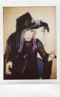 DIAURA/佳衣/上半身・衣服黑色・帽子・左手展开・视线右・背景Cheki/生茶