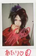 ☆ Crimson Shiva / Ashita Hana / Bust-up / Costume red / black / Yukata / Right hand cheeks / Eye gaze / Autograph sign / Message 」 / Live cheki per 「