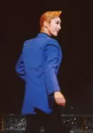 宝塚歌剧团(宙组)/澄輝SAYATO/现场照片·膝上·衣服青·背·脸向右·左臂弯曲·背景黑/"New Wave！-宙-"粉丝俱乐部生写真
