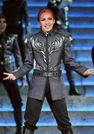Takarazuka Revue (Sora-gumi) / Sumiteru Sayato / Live Photo / Above Knee / Costume Gray Black / Both Hands Open / Body Front / Foot Open / Eye Slightly Above Right / Teeth Show / Staircase / 2L Size / Sora-gumi Tokyo performance "LEGEND OF THE GALACTIC HEROES @ TAKARAZUKA" stage photo