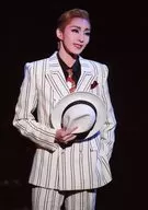 宝塚歌劇団(宙組)/澄輝さやと/ライブフォト・膝上・衣装白・黒・ネクタイ赤・右手帽子・顔右向き・目線右・背景黒・2Lサイズ/宙組バウホール公演「New Wave!-宙-」舞台写真