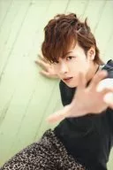 Shogo Suzuki / Above Knee / Black Costume / Left Front / Right Wall / Left Facing / Green Background / Postcard Size / Shogo Suzuki PHOTO SET C