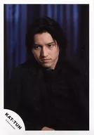 KAT-TUN/田口淳之介/托胸衣黑右手下視線左背景藍官方生寫真