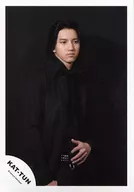 KAT-TUN / Junnosuke Taguchi / Above-the-knee ・ Costume black ・ Left hand stomach ・ Body facing right ・ Background black / Official Official photo